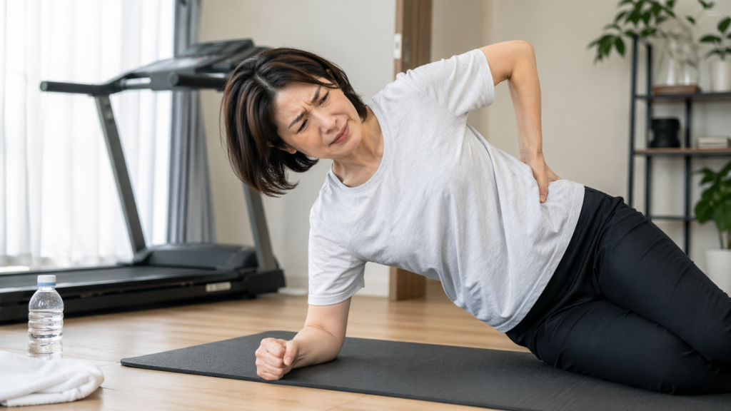 自己流で運動を始めた40〜50代の女性が、無理なフォームで体に負担を感じている様子